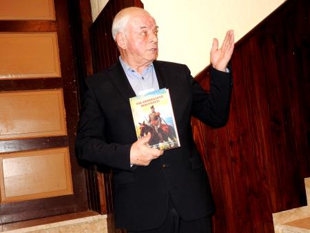 Župan Občine Cerklje Franc Čebulj se je zahvalil pisatelju Ivanu Sivcu za novo knjigo, kot članom KUD Pod lipo Adergas za kvalitetno izvedeno proslavo